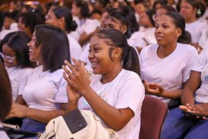 Graduandas felices en el acto de graduación tras finalizar su ciclo formativo.