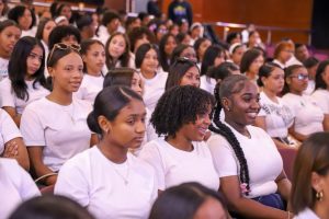 Las jóvenes con notable emoción durante el acto de graduación.