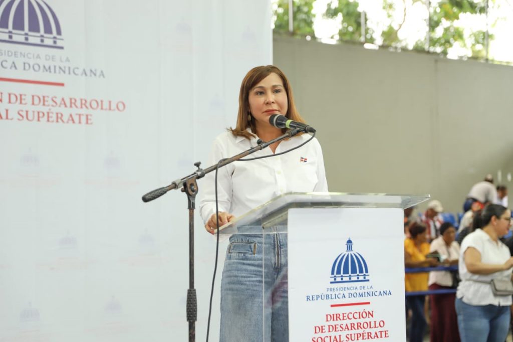 2.Mayra Jiménez, directora general de Supérate, durante sus palabras de motivación a los y las asistentes durante el encuentro territorial.