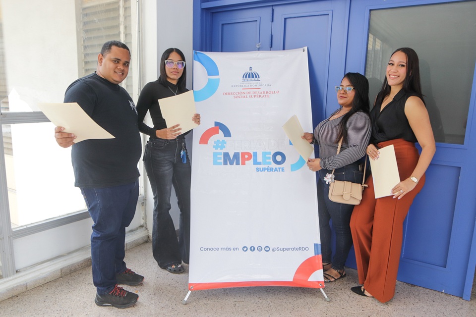 Para seguir promoviendo la inserción laboral Desarrollo Social Supérate y Grupo Olé realizan feria de empleo en Santiago