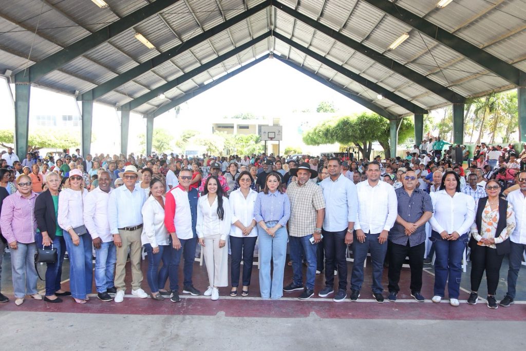 1. Directora Mayra Jiménez junto a autoridades locales y provinciales de Dajabón