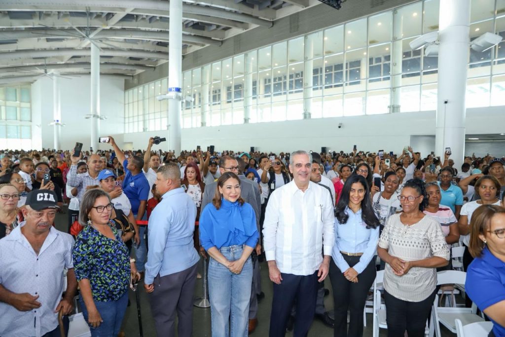 1.El presidente Luis Abinader y la directora general de Supérate, Mayra Jiménez, encabezando el diálogo cercano con familias beneficiarias de Supérate de diferentes partes del país.