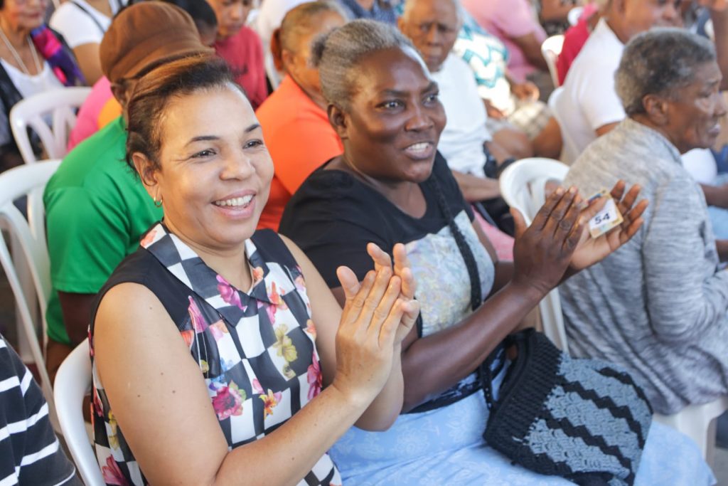 2.Beneficiarias alegres por la repuesta rápida y oportuna del Gobierno y Supérate, tras las recientes fuertes lluvias en la zona norte del país.