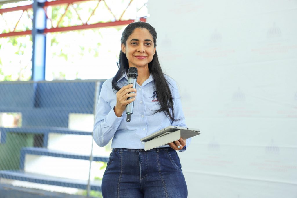 2.La subdirectora de superación de la pobreza, Addys Then, durante su emotivo discurso en la actividad.