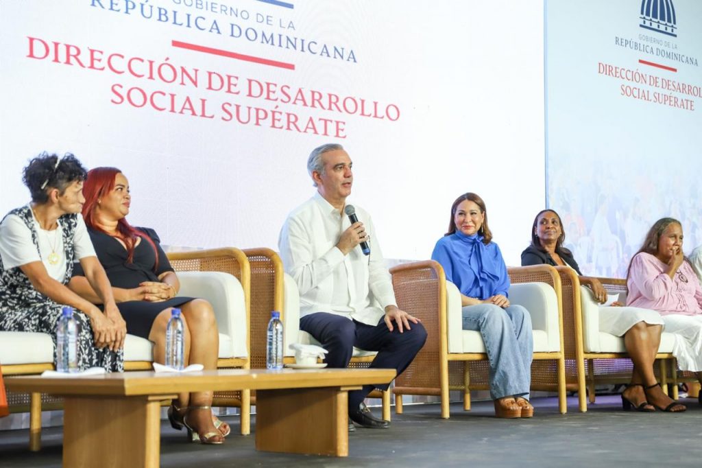 2.Presidente Luis Abinader, durante su discurso a los presentes en este gran evento social.
