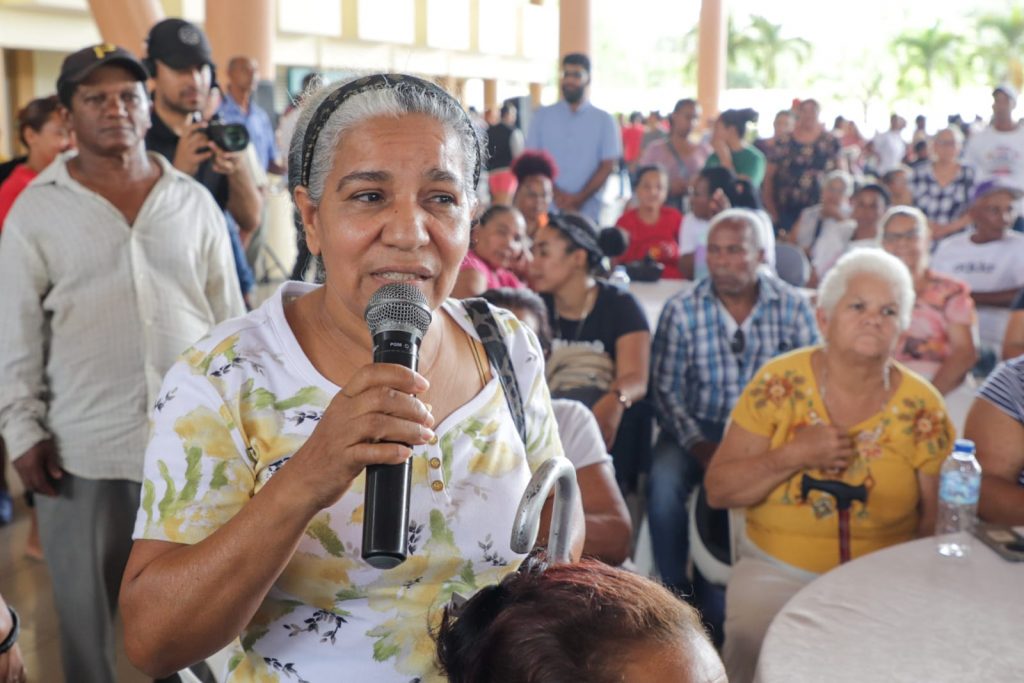 3.Beneficiaria de los subsidios sociales durante su exponencia ante los presentes durante la actividad.