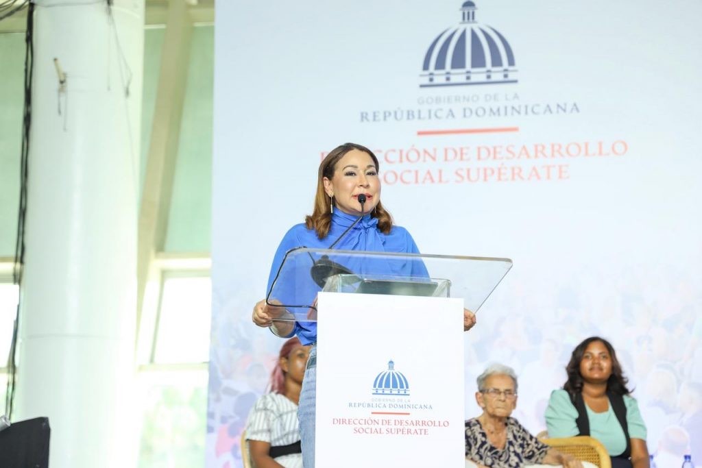 3.La directora general de Supérate, Mayra Jiménez, durante su discurso motivador a las familias beneficiarias que se dieron cita a la actividad.