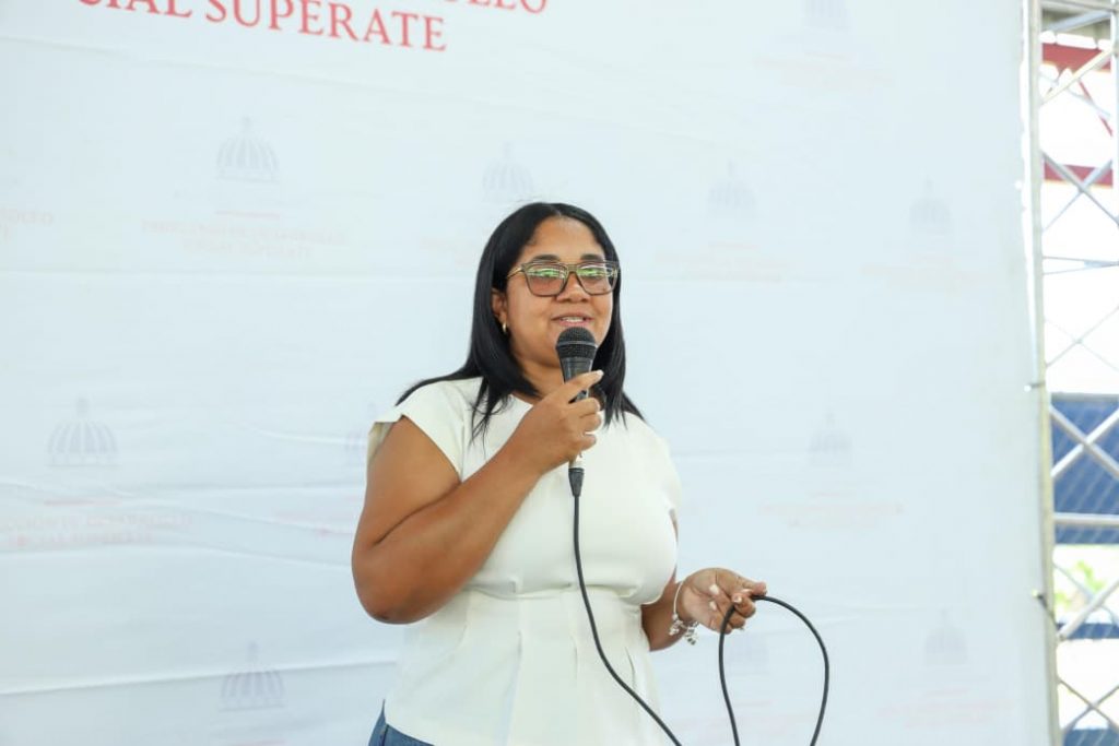 3.La gobernadora provincial, Migdaly de los Santos, durante su discurso a los y las presentes.