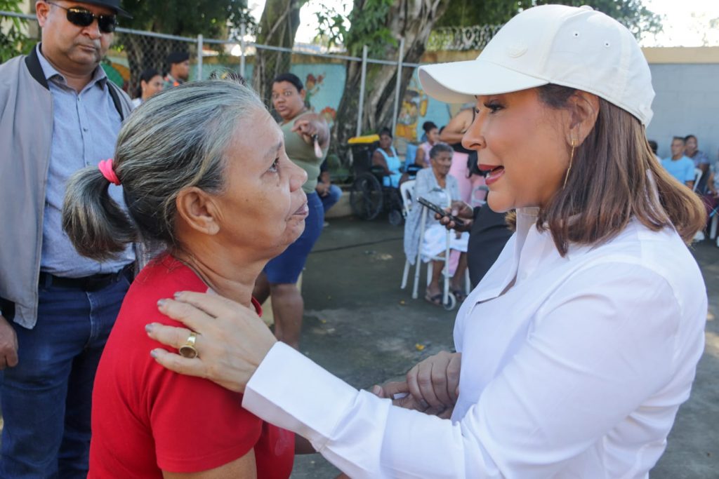 3.Mayra Jiménez, directora general de Supérate escuchando a comunitaria tras recibir esta ayuda oportuna de parte de la entidad.