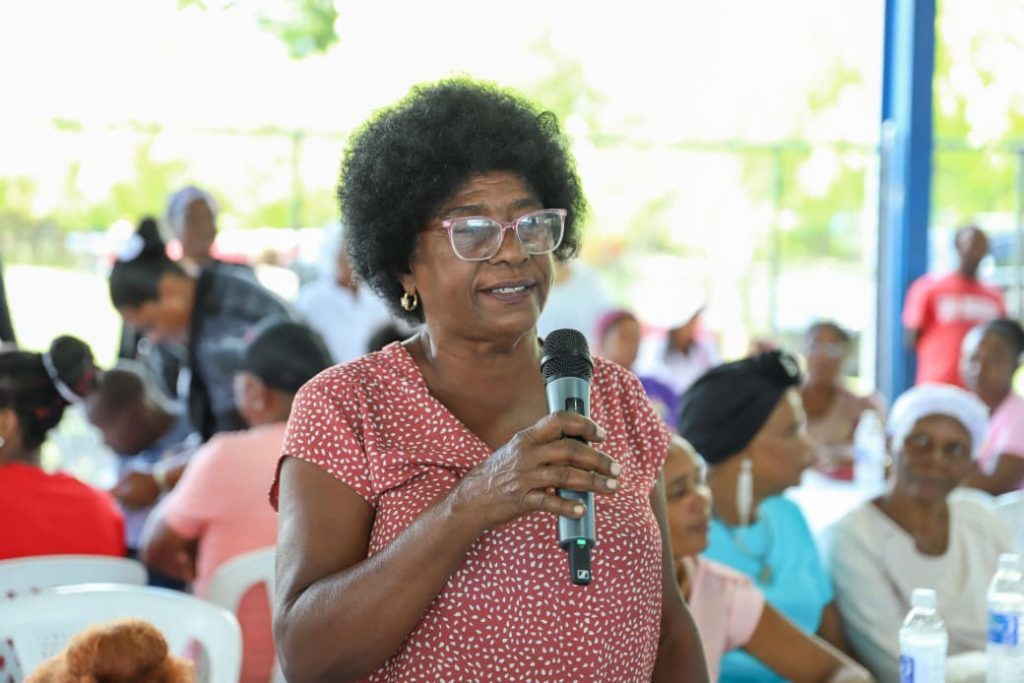 4.Beneficiaria de Supérate durante su intervención ante los presentes.