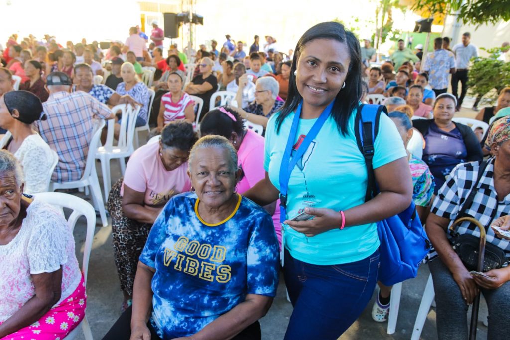 4.Colaboradora de Supérate y beneficiaria durante la jornada de entrega del Bono de Emergencia.