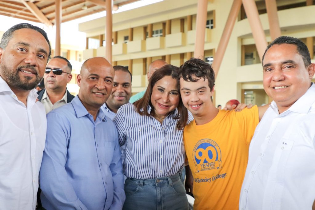4.Directora general de Supérate, junto a autoridades locales y joven con condición especial durante este magno encuentro.