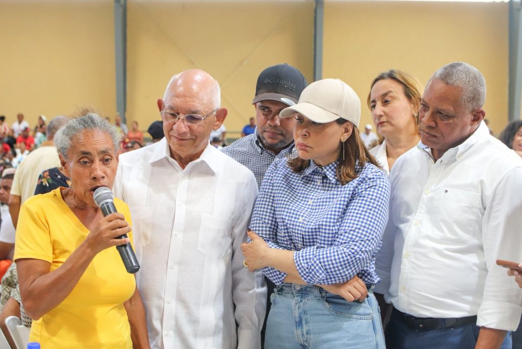 6. Directora Mayra Jiménez junto a autoridades locales y provinciales de Montecristi
