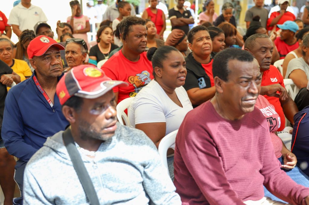 7.Durante el acto, comunitarios se di