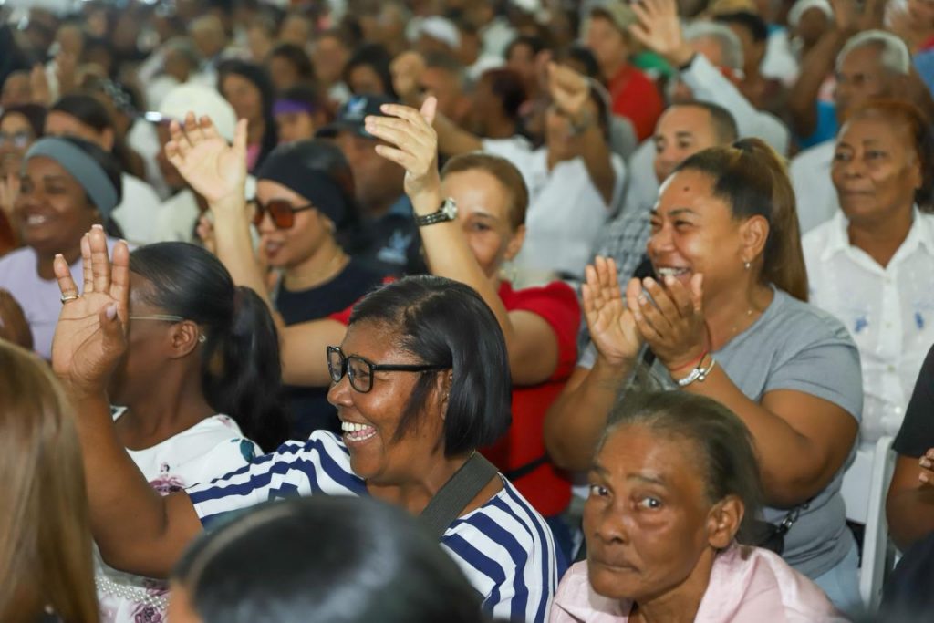 7.Familias beneficiarias emotivas durante la actividad.