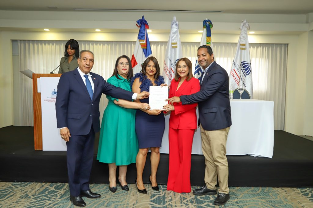 Autoridades de Infotep, Supérate y Conape entregan certificado a participante