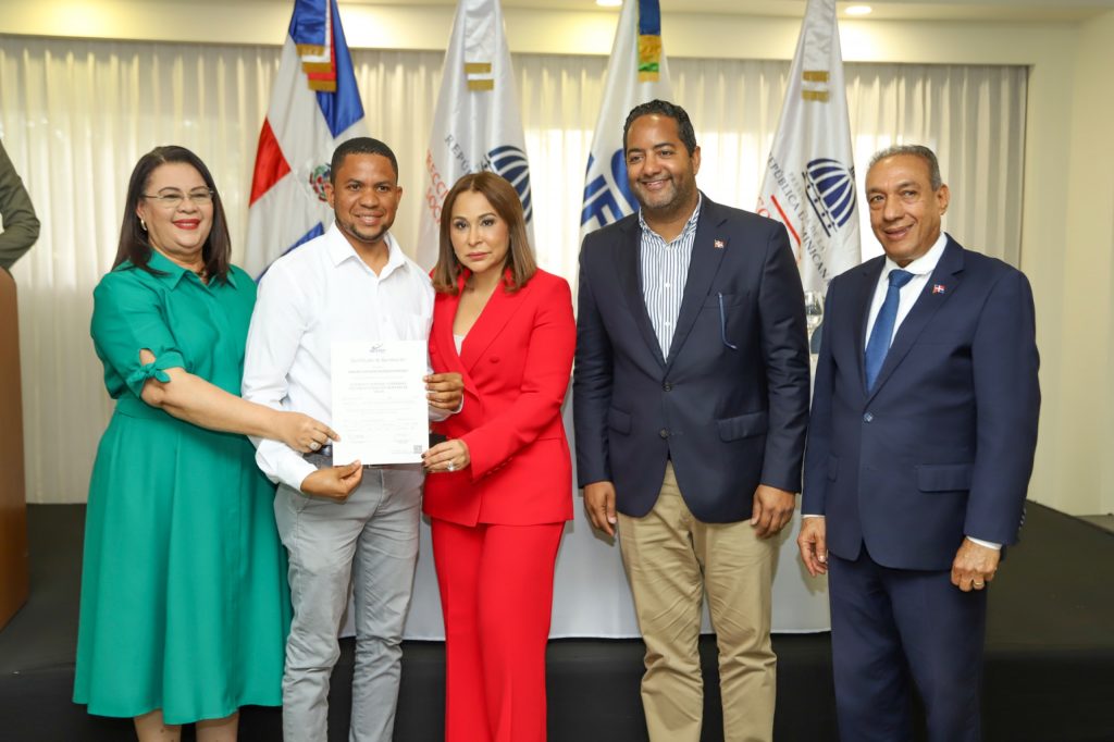 Autoridades de Infotep, Supérate, y Conape entregan certificado a participante