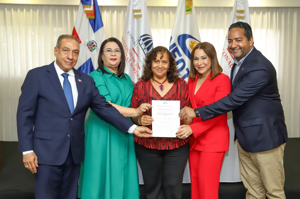 Autoridades de Infotep, Supérate y Conape entregan certificado a participante (2)