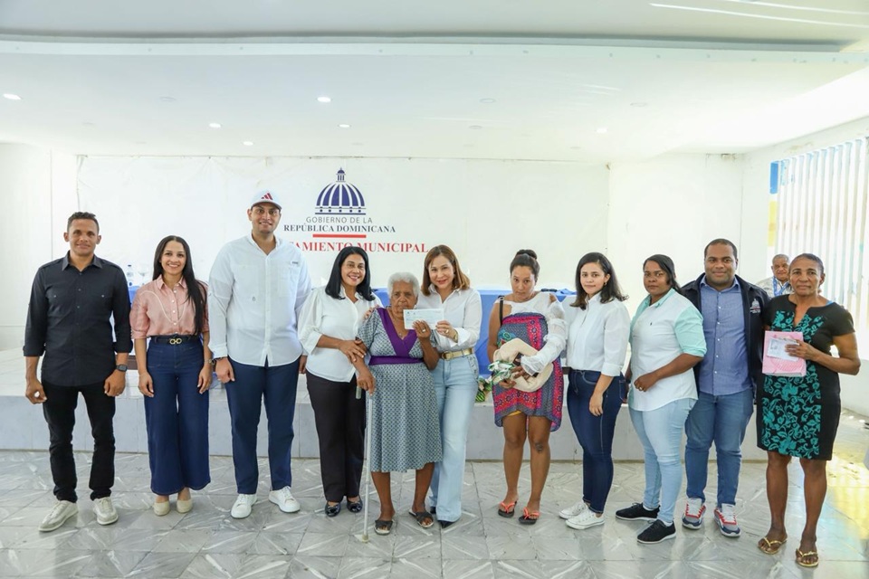 Dirección de Desarrollo Social Supérate entrega Bono Emergencia a familias afectadas por lluvias en María Trinidad Sánchez