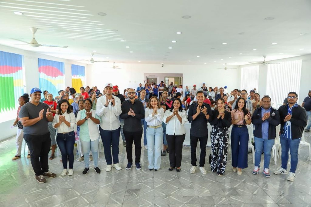 Directora general de Supérate, Mayra Jiménez, la gobernadora provincial Maria Lopez, el diputado Jesus Stalin Vasquez, junto a las familias beneficiarias del Bono de Emergencia
