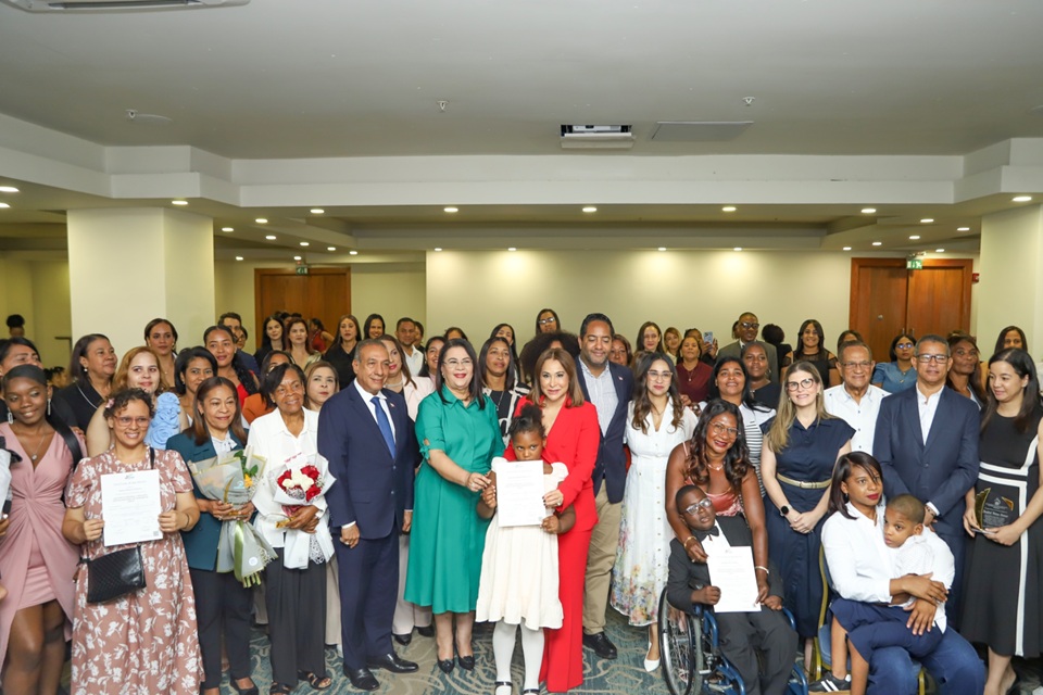 Supérate lidera alianza para graduar primer grupo de madres y padres en cuidados y apoyo a personas con discapacidad