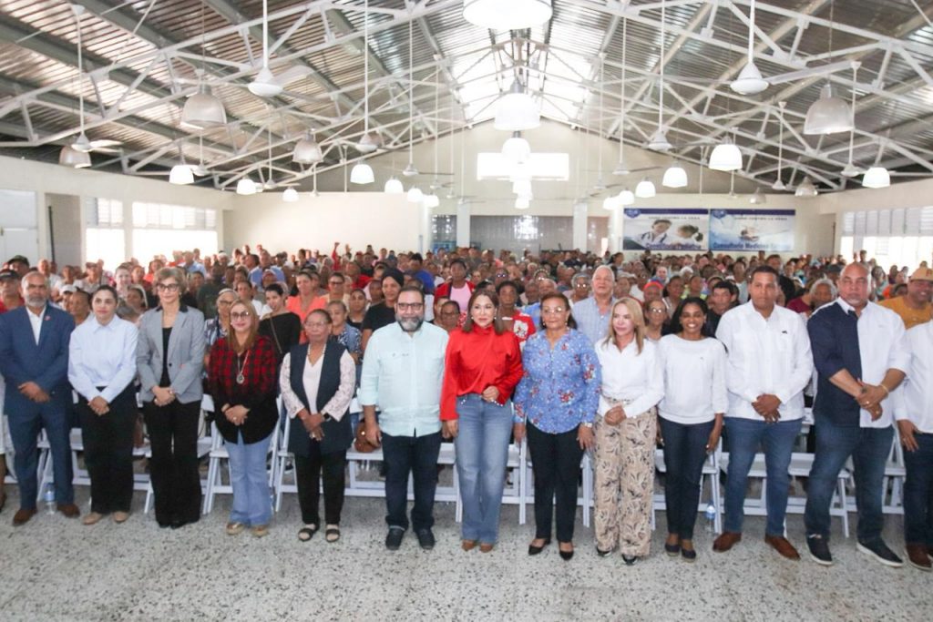 1.Mayra Jiménez, Directora general de supérate junto a las autoridades locales durante en gran encuentro con familias beneficiarias de Supérate en La Vega.