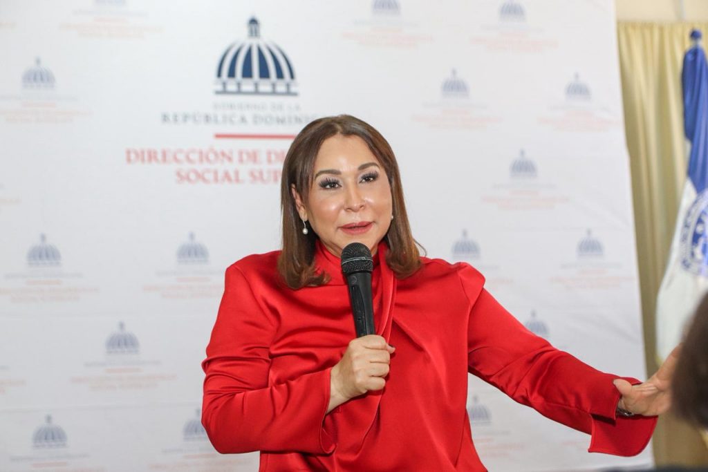 2. Directora general de Supérate, Mayra Jiménez, durante su discurso ante los y las presentes en la actividad.