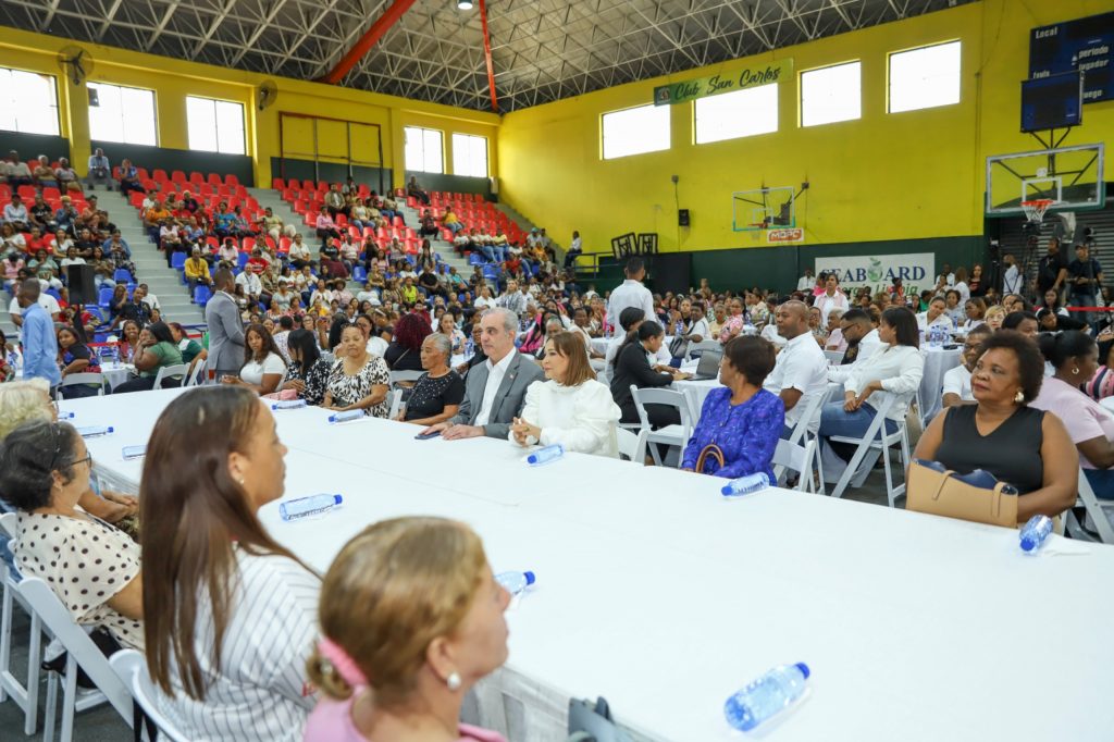 2. El primer mandatrio junto a la directora general de Supérate, funicinarios e invitados durante el actos