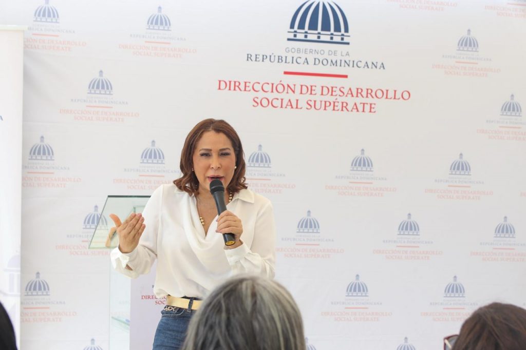 2.Mayra Jiménez, directora general de Supérate, durante su discurso motivador a los presentes en el acto.