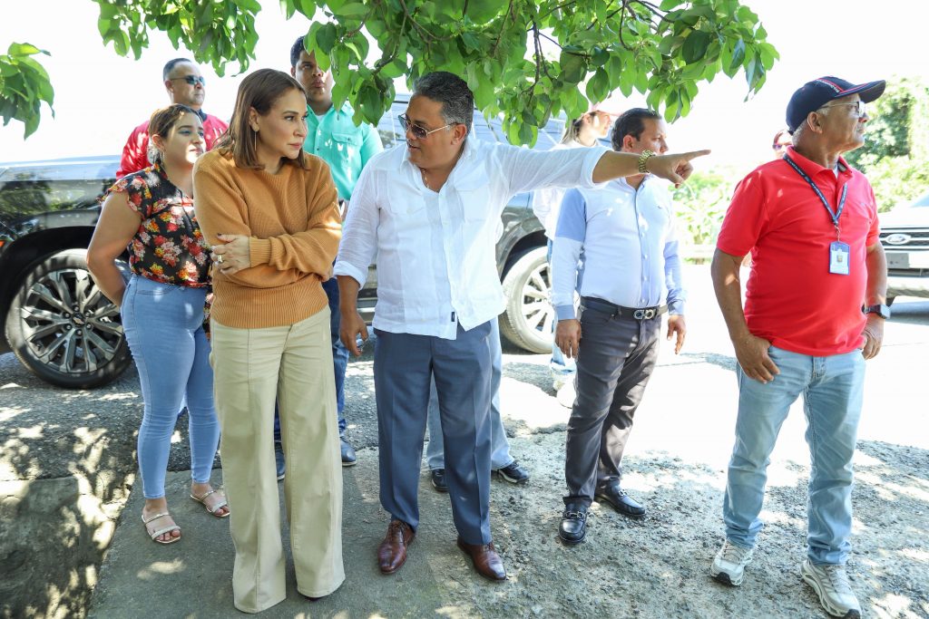 3. En el distrito municipal de Cutupú La Vega con el alcalde Robert Tolentino