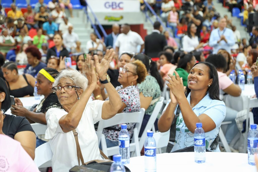 3. Madres felices en el acto de El Carimito para Mamá.