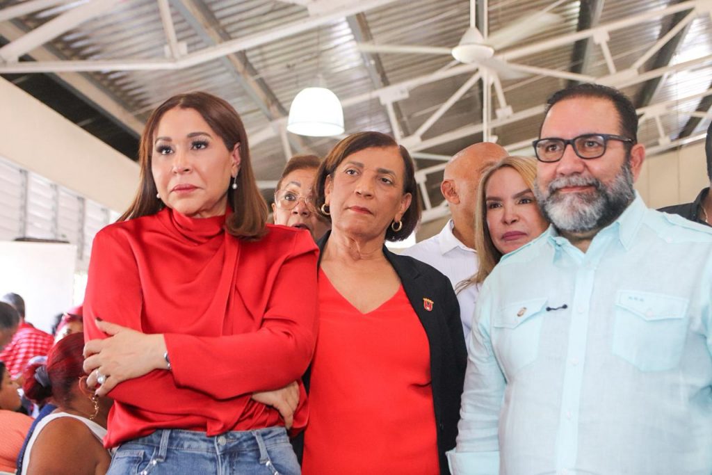 3.Mayra Jiménez, directora general de Superarte, el senador de la provincia junto a las autoridades locales en escucha activa durante el encuentro.