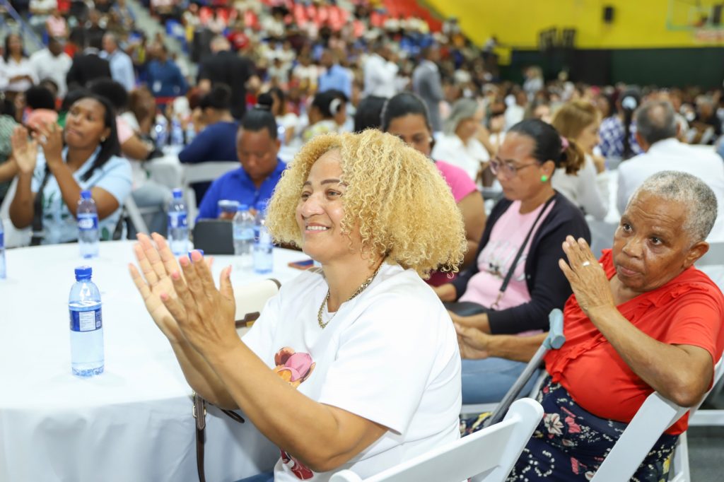 4. Madres felicies tras participar en esta actividad dedicadas a las madres.