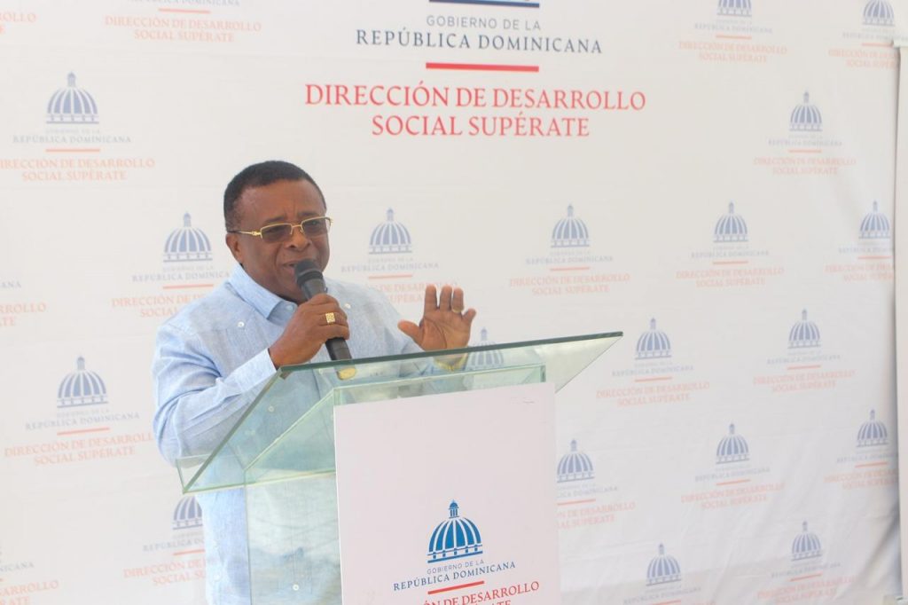 4.El alcalde de El Comendador, Liriano Morillo, quien habló sobre la importancia de esta obra en la provincia.