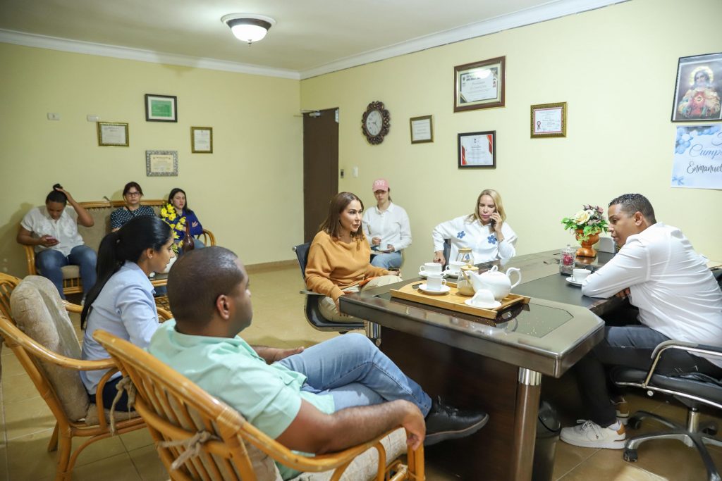 5. En el distrito municipalRincón La Casa Vega con el alcalde Emmanuel Ramírez