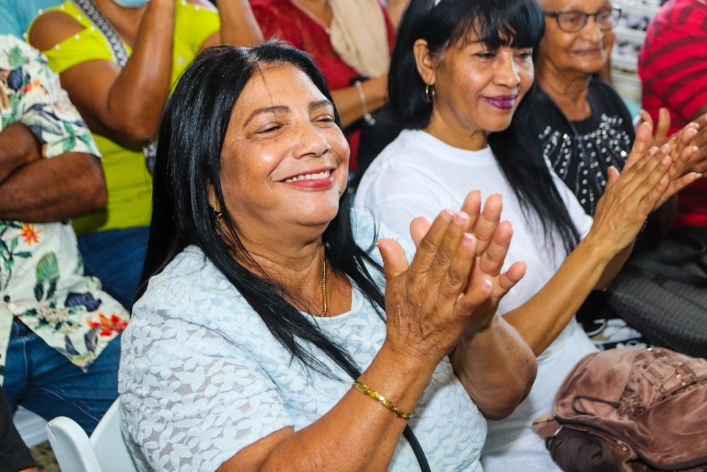 6.Con rostros felices, personas beneficiarias de los subsidios sociales durante el encuentro.