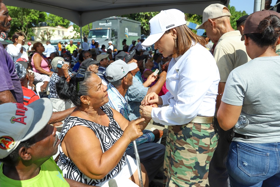 Supérate y Ministerio de la Presidencia entregan segundo Bono de Emergencia a familias afectadas por lluvias en Villa Montellano