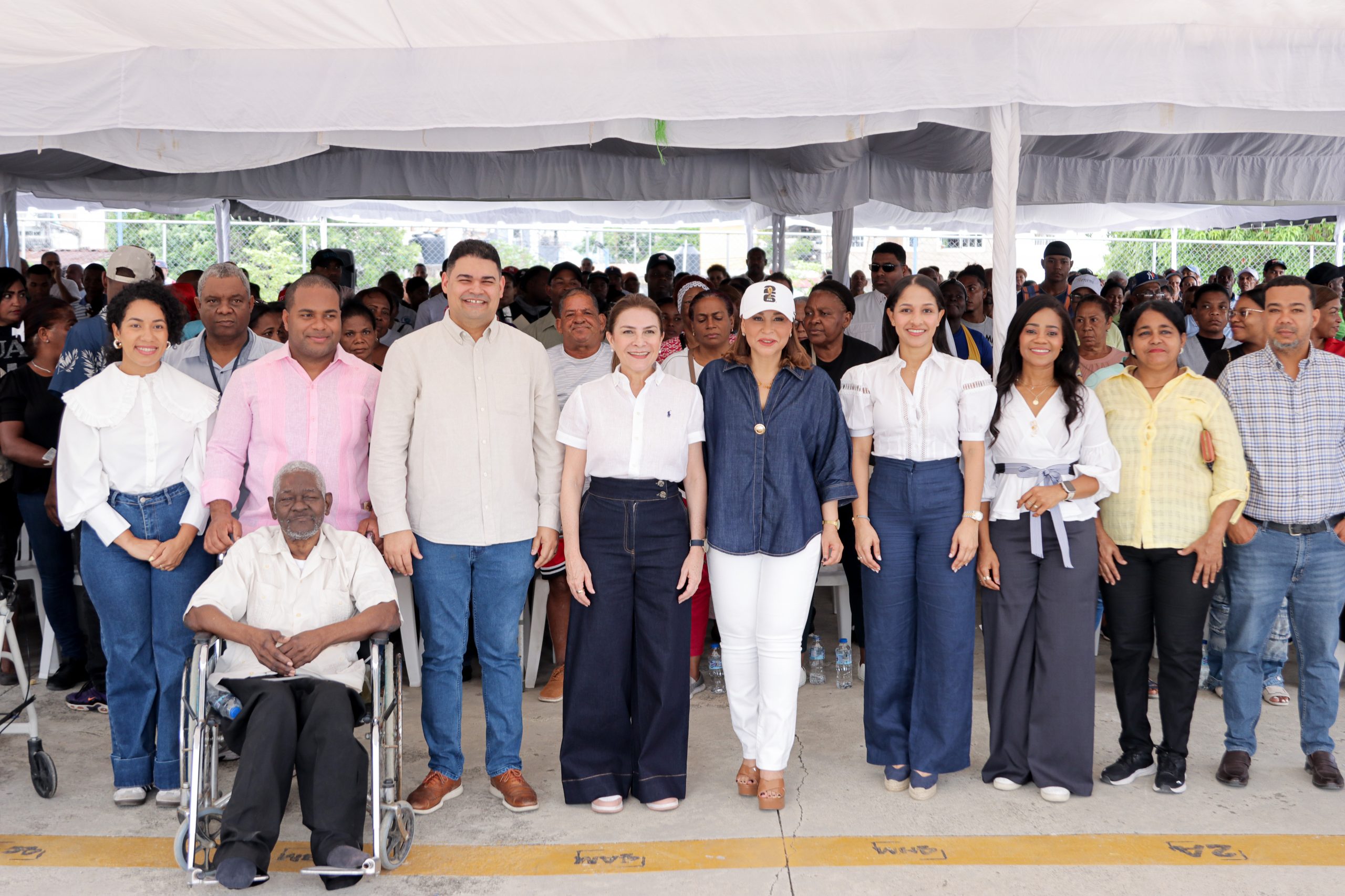 1.Directora general de Supérate junto a la alcaldesa del Distrito Naciona, el director general del Siuben, subdirectores de Supérate y comunitarios.