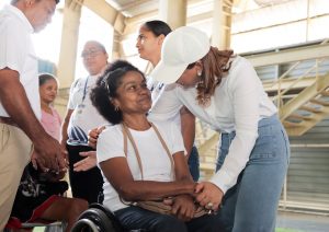 Directora general de Supérate, Mayra Jiménez, saluda cálidamente a una de las personas beneficiarias del Bono de emergencia.