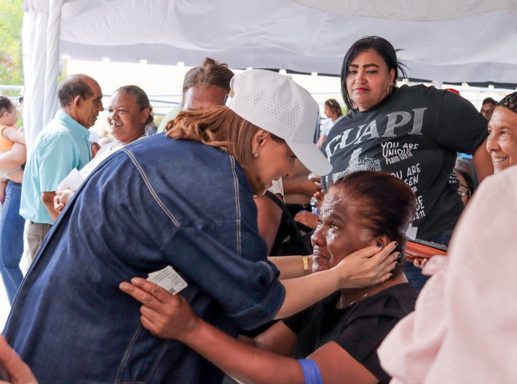 2.La directora general de Supérate, Mayra Jiménez, saluda con emotividad a una de las personas beneficiarias del Bono de emergencia.