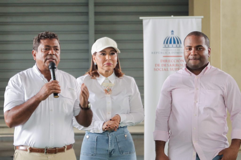 3.El alcalde del municipio de los Alcarrizos junto a la directora general de Supérate y el subdirector de Operaciones