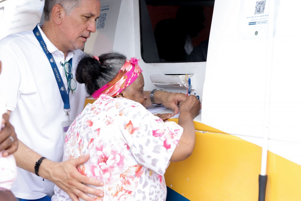 3.Personal de Supérate asiste a beneficiaria durante el canje de su bono de emergencia.