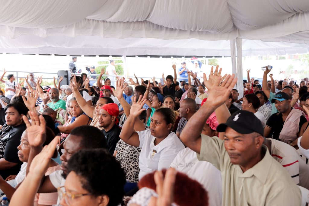 4.Personas beneficiarias que se dieron cita para recibir el Bono de emergencia, como una respuesta oportuna del Gobierno dominicano ante situaciones inesperadas.