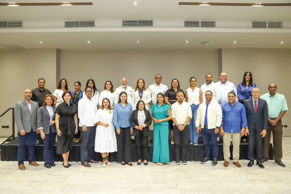 Directora de Supérate presenta avances de programas sociales a periodistas de Santiago