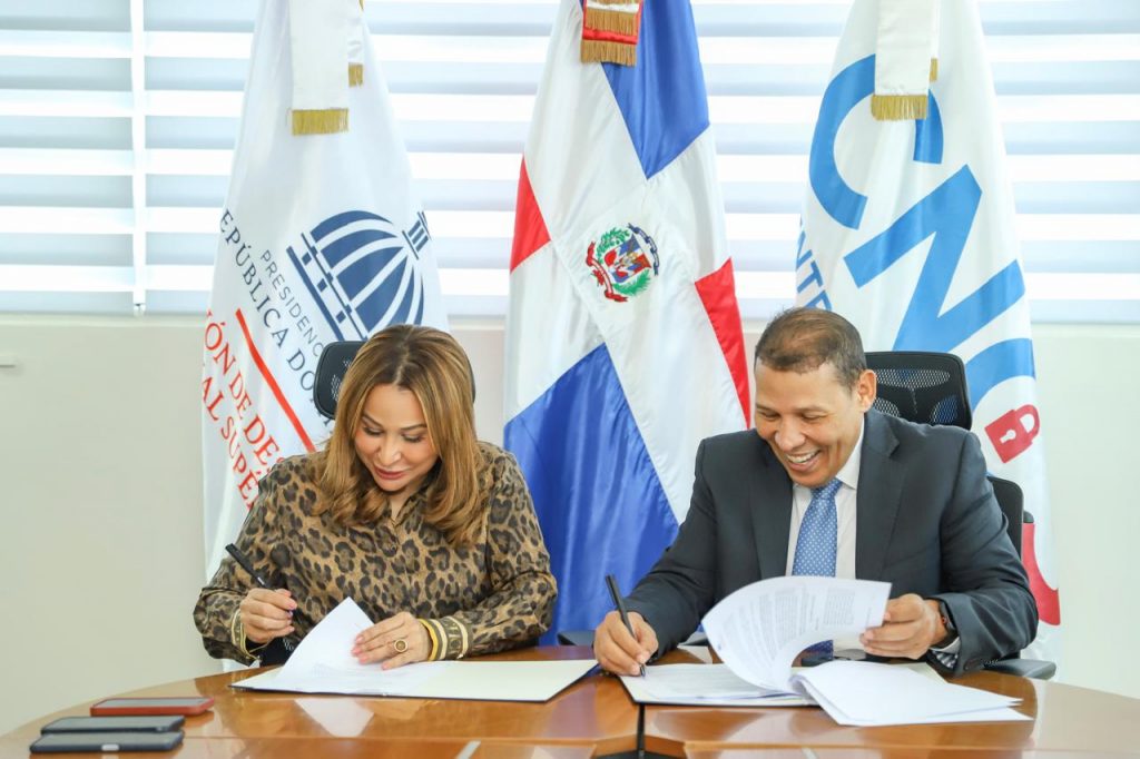 CNCS y Superate firman acuerdo