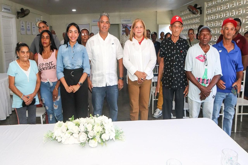 Supérate entrega Bono de Emergencia a familias afectadas por las lluvias en Maizal, Valverde