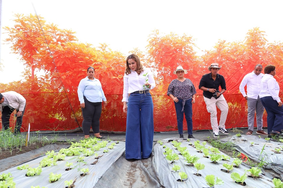 Directora general de Supérate Mayra Jiménez visita proyecto de agricultura familiar en La Altagracia